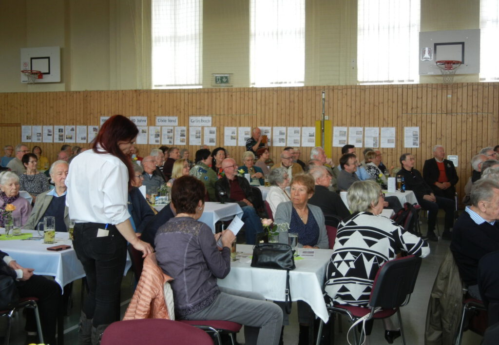 Blick in den voll besetzten Saal