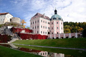 Burg und Schloss Becov