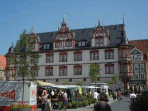 Am 30. Juni führte uns unsere Busfahrt mit 45 Teilnehmern im Sommer ins oberfränkische Coburg mit Stadtrundgang und Besichtigung der Haus mit Erker