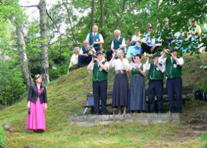 Bettina Groth mit den Jagdhornbläsern