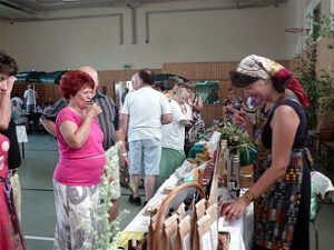 Probieren am Stand von Claudia Freytag