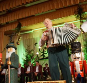 Manfred Mangold mit seiner steirischen Harmonika